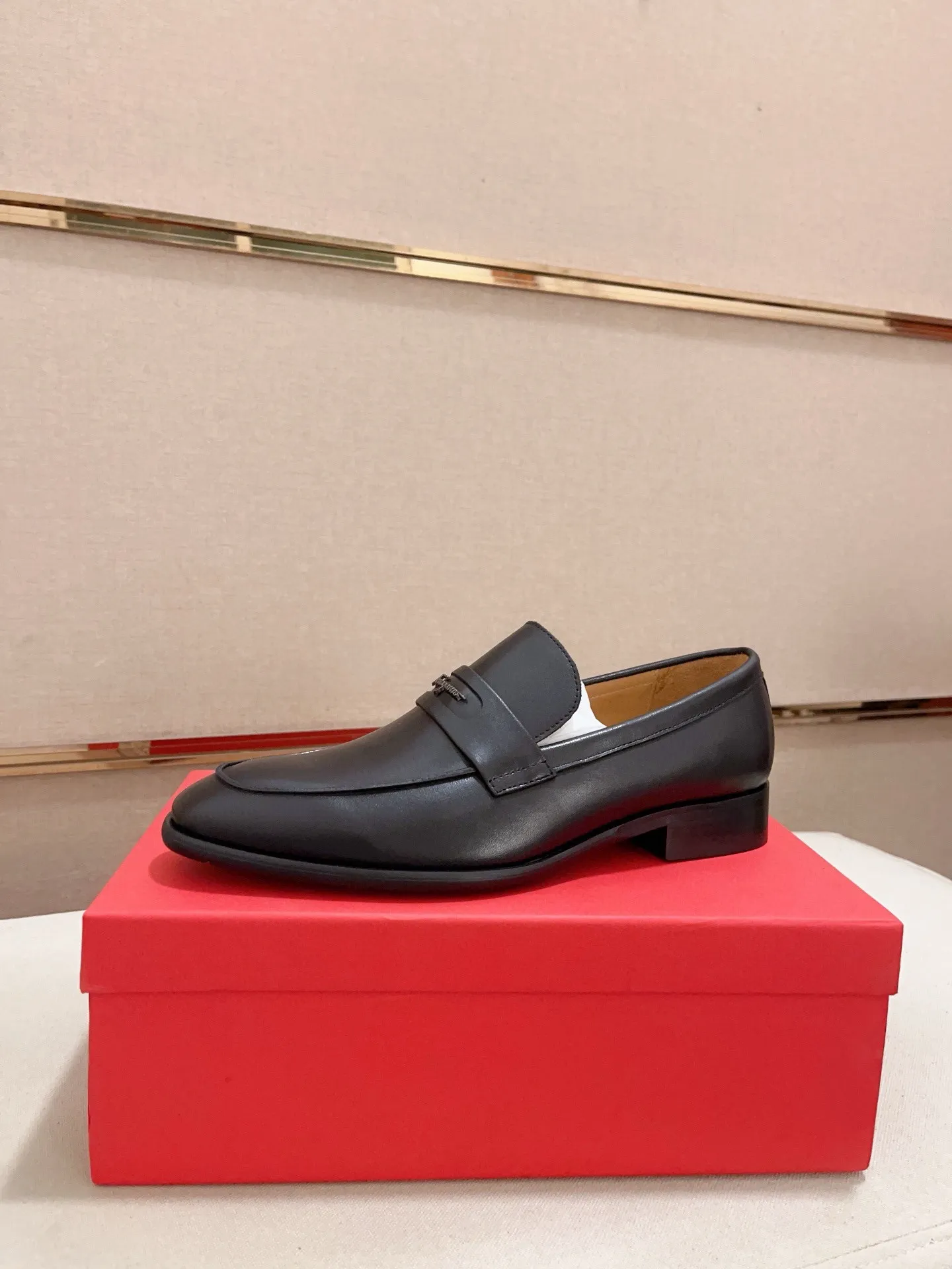 Men's shoes💰: 520💰 High version Ferragamo quality! 🆕🆕Exclusive hot-selling products in stock🔥🔥New products on the shelves, high-quality shoes, high-end driving shoes, with complete packaging! 💪 💪 Material: imported patented cowhide 🐂 + imported high-quality water-dyed cowhide lining + wear-resistant outsole 👍🏻👍🏻 Features: high-end and comfortable, purely handmade 🚀 🚀 Create the perfect shoes that suit you best 🔥 🔥 Size: (38-44) Can be customized 45 non-returnable!